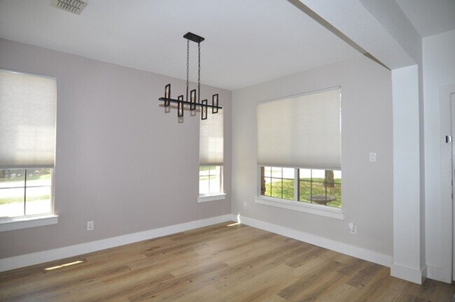 Building Photo - Stunning 4-2.5-2 with sparkling POOL in Gr...