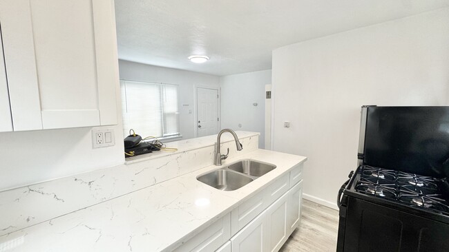 Foto del edificio - 536 W 48th St