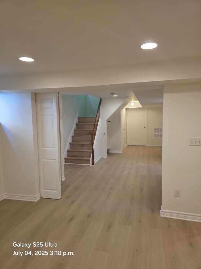 Photo du bâtiment - 2 bedroom basement apartment Don Mills & S...