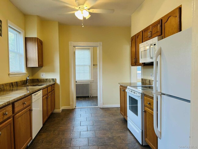 Building Photo - 22 Cozzens Ave