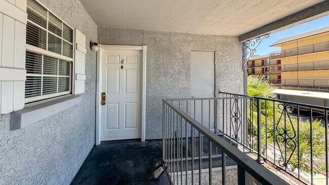 Foto del edificio - Las Vegas 2-Bed, 2-Bath Condo in Secure Ga...