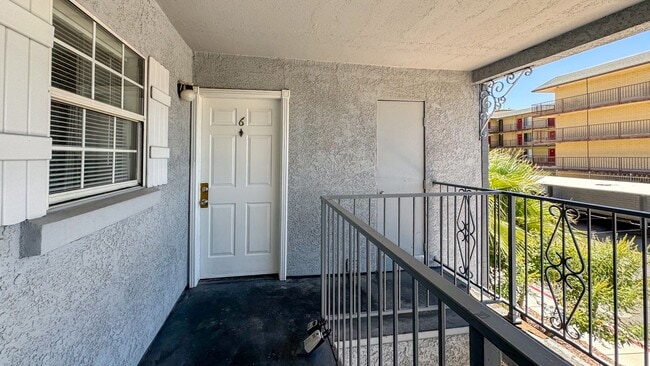 Building Photo - Las Vegas 2-Bed, 2-Bath Condo in Secure Ga...