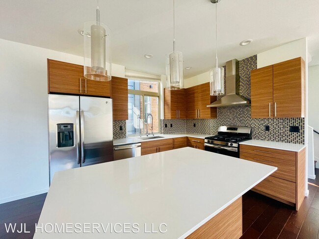 Building Photo - 3 br, 2.5 bath House - 2024 NW 62nd St Uni...