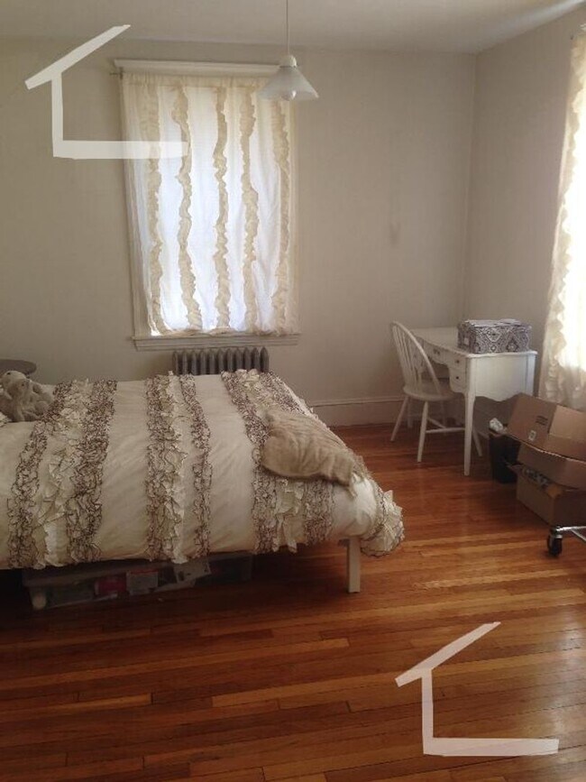 Foto del edificio - HOT BROOKLINE LISTING!!!!!