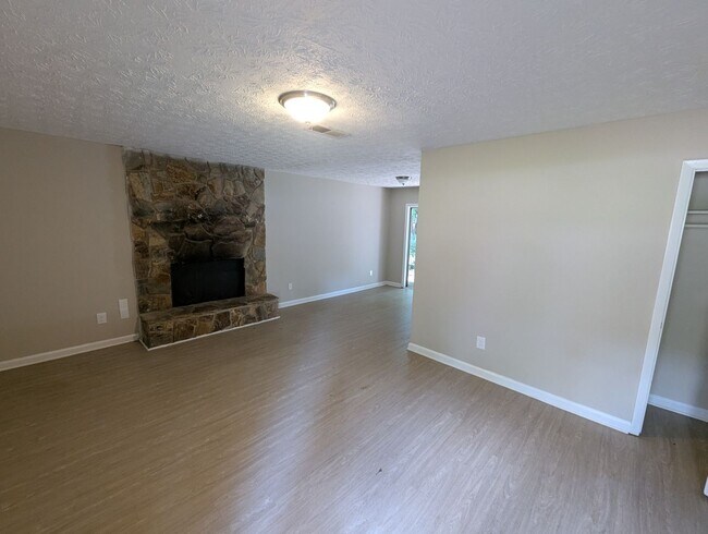 Foto del edificio - 240 Rustwood Dr