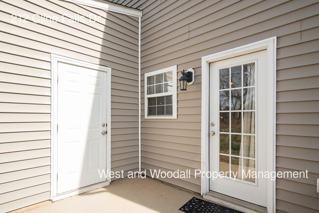 Building Photo - 212 Cline Falls Dr