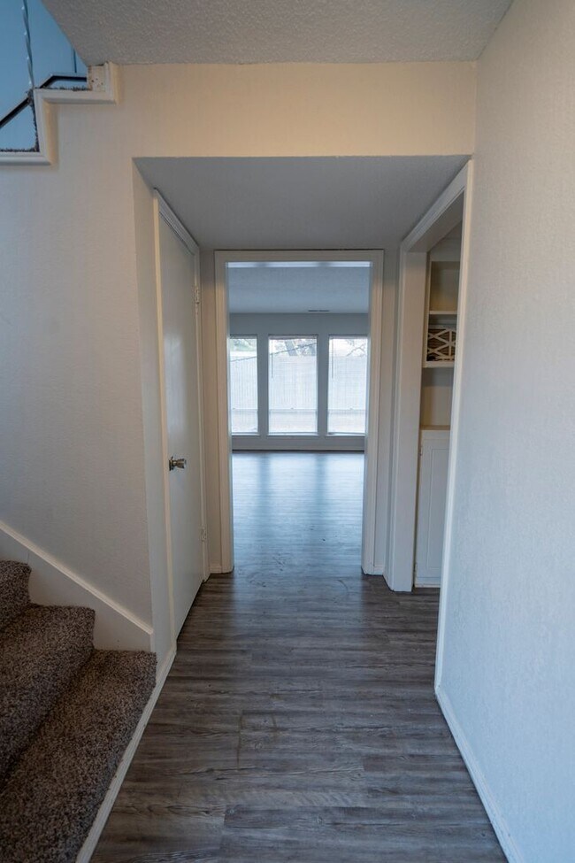 Foto del edificio - Spacious, Updated & Cute Home Near Lake Hefner in Close Proximity to Shopping & Dining