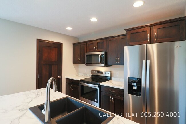 Building Photo - Like New 3 bedroom Twin Home with stainles...