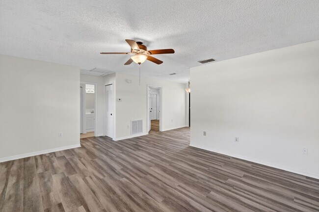 Foto del edificio - 12520 Orangewood Ct