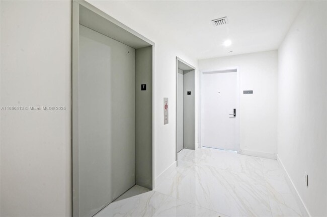 Building Photo - 700 NE 24th St