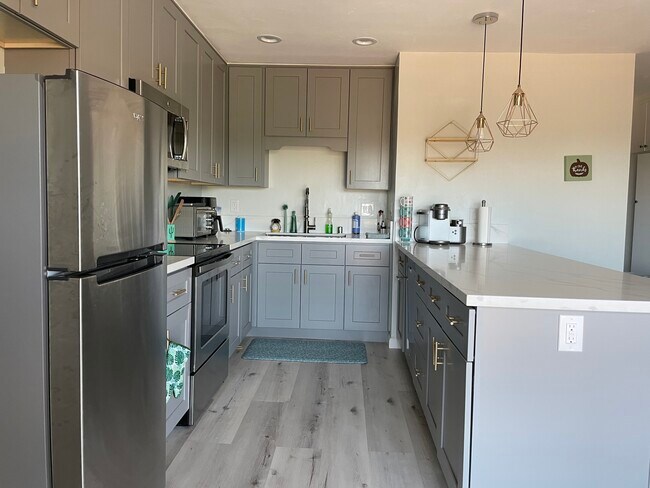 Foto del edificio - 7555 Linda Vista Rd