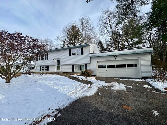 Foto del edificio - 18 Cherry Hill Rd