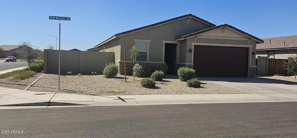 Building Photo - 2531 E San Miguel Dr