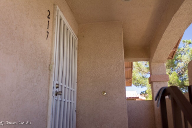 Foto del edificio - Summerlin area upper condo/vaulted ceiling...