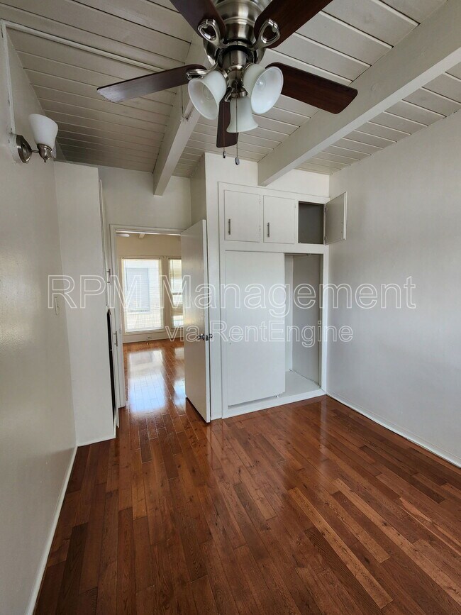 Foto del edificio - 1909 Beachwood Dr