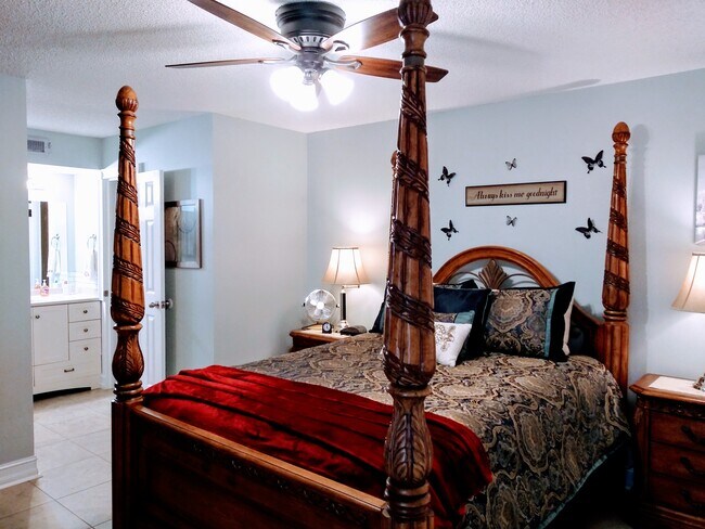 Master bedroom with full ensuite - 205 Palmetto Ave