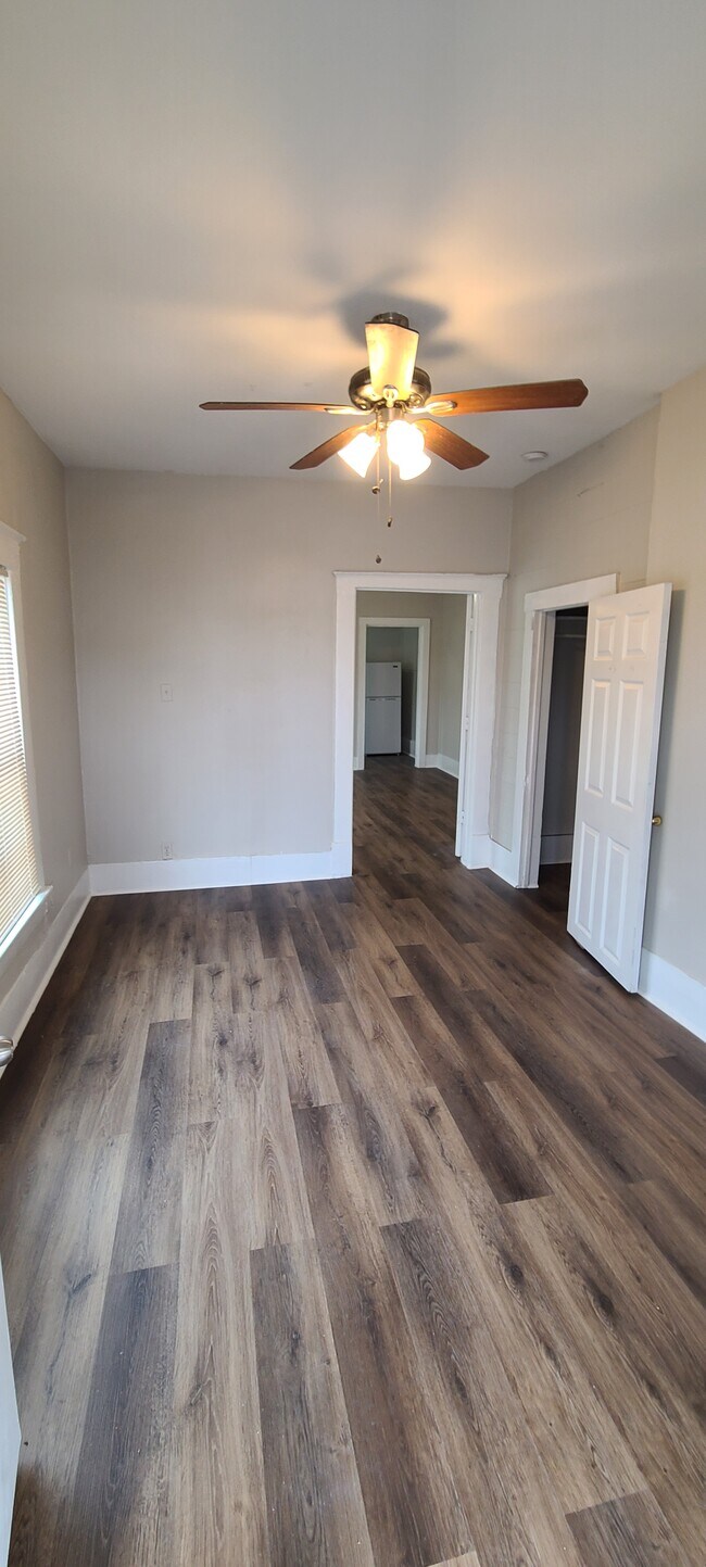 Entry room - 403 Cowling St