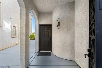 Building Photo - 9161 Tudor Park Pl
