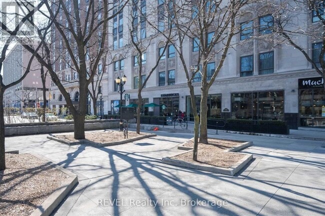 Building Photo - 112 King St E