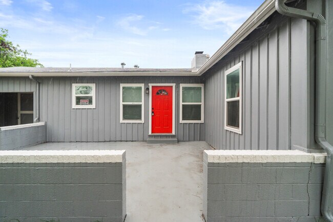 Building Photo - 221 Balcones Heights Rd