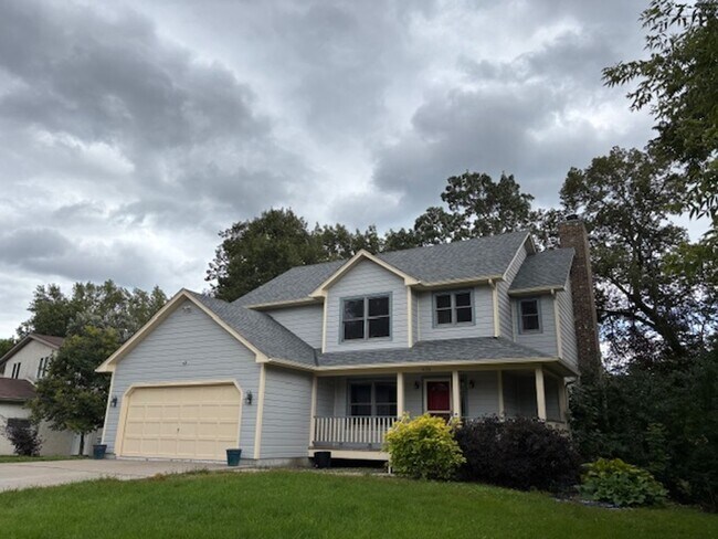 Foto del edificio - Spacious 4 BR/4 BA Single-Family Home in a Beautiful Wayzata/Minnetonka Neighborhood!