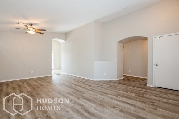 Building Photo - Move-in by November 15th GET $500 OFF 1st ...