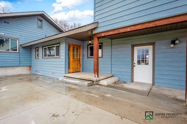 Building Photo - 5+ Acre Home With 7 Bedroom and Large Shop