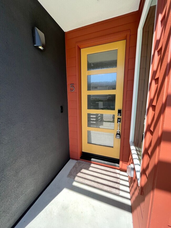 Building Photo - Charming Rooftop 3 Bed / 3 Bath Townhome Just Blocks from the Beach! Available for Pre-LEASE TODAY!