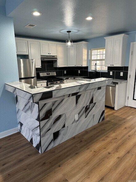 Foto del edificio - 15315 Birch Dr