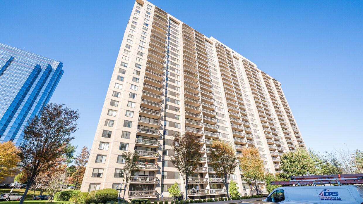 Primary Photo - 3701 S George Mason Dr