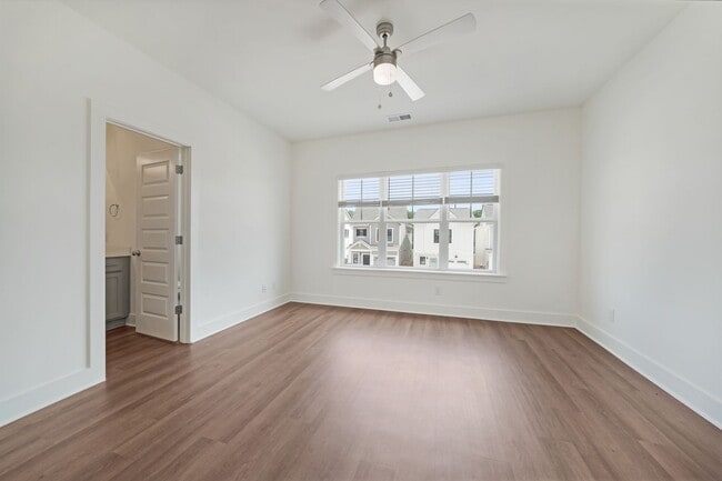 Building Photo - Upscale single family home with fenced backyard!
