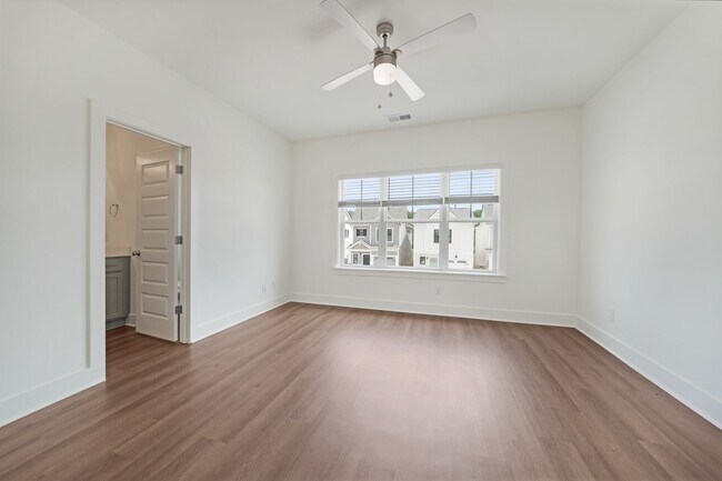 Foto del edificio - WOW! Check out our popular Evergreen floor...