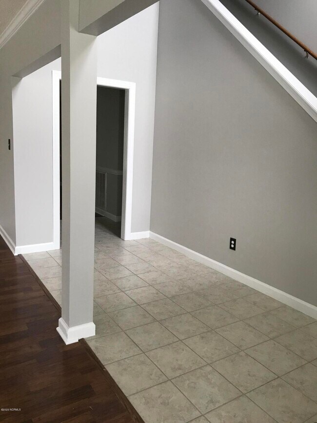 Building Photo - 307 Rock Creek Dr S