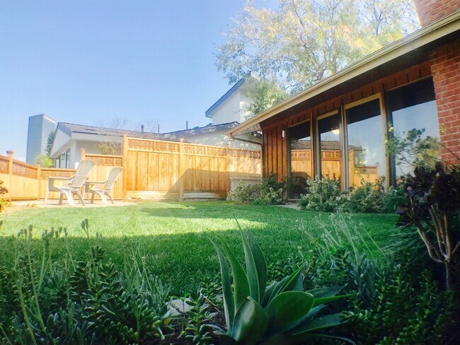 Building Photo - Hills of Studio City South of the boulevard