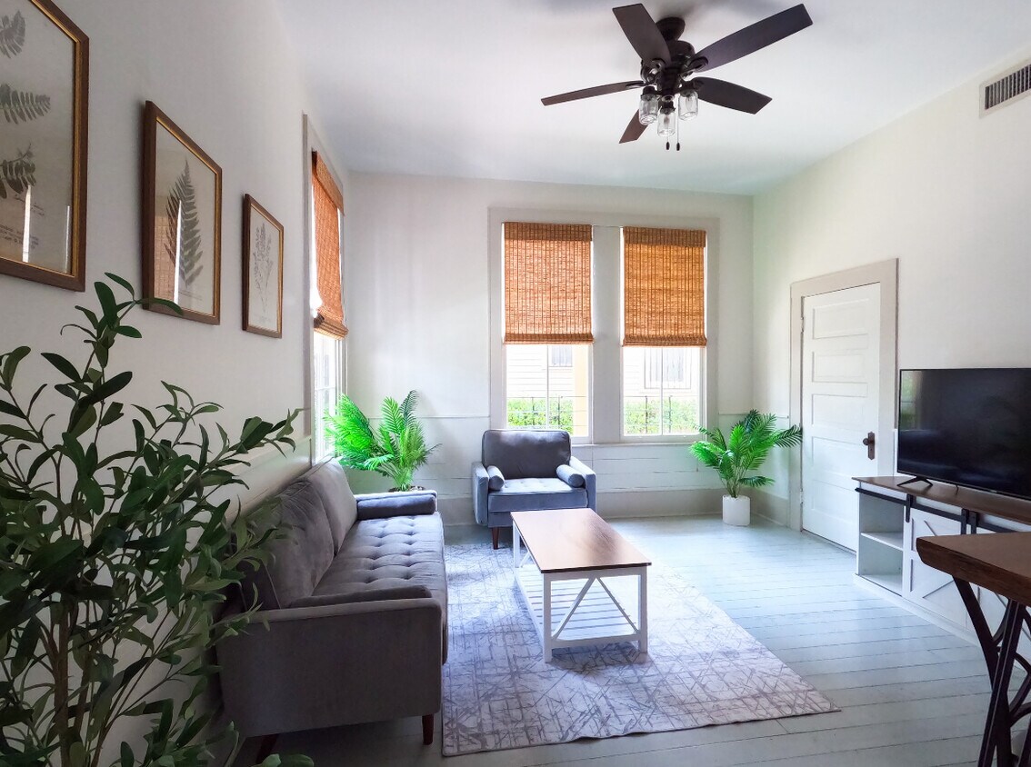 Foto principal - 2121 Marengo St