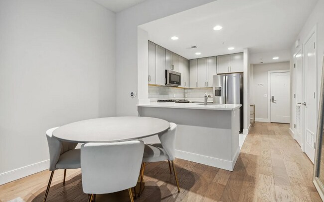 Foto del edificio - Modern and Stunning 1 Bedroom, 1 Bath + De...