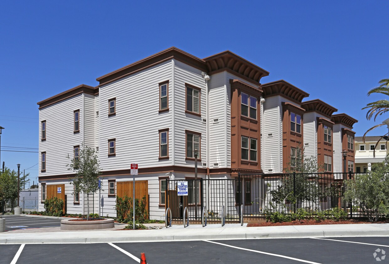 Building Photo - Berrellesa Palms