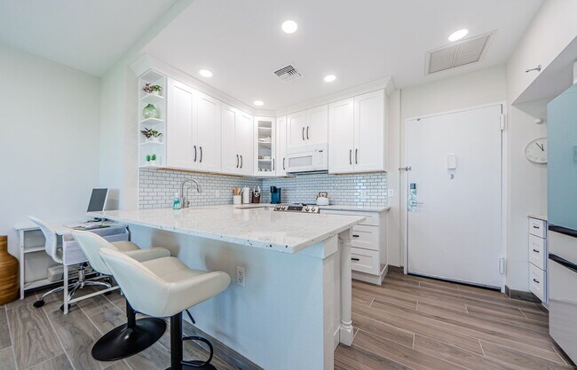 Building Photo - 880 Mandalay Ave