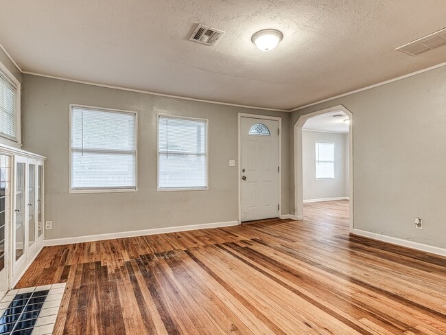 Building Photo - Cute Remodeled Bungalow in the heart of OKC!