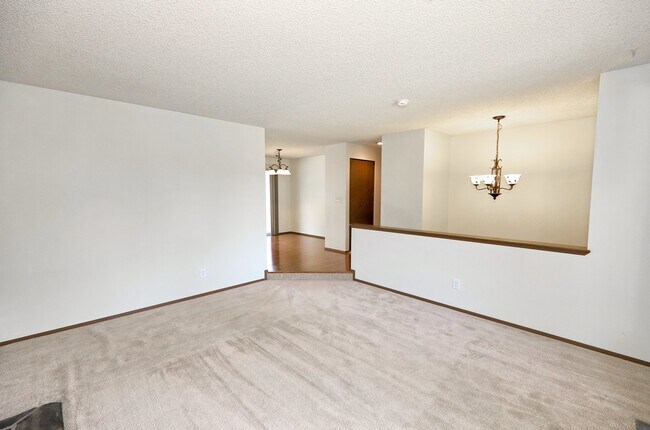 Building Photo - Charming Fairwood / Renton Home