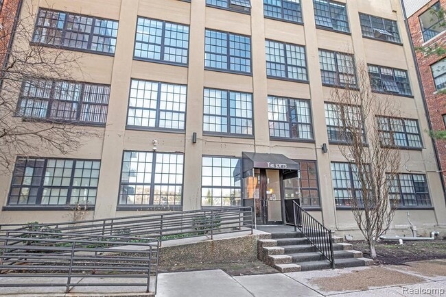 Building Photo - 6533 E Jefferson Ave