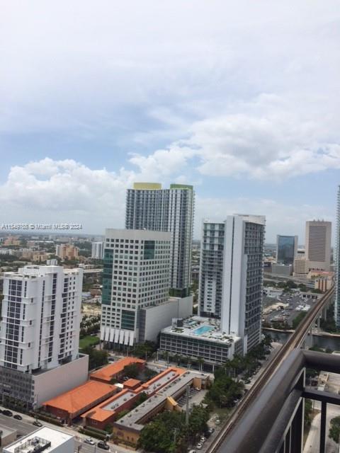 Foto del edificio - 999 SW 1st Ave