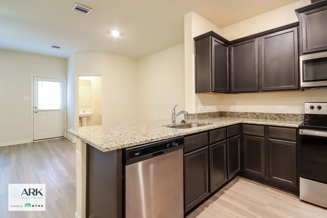 Building Photo - 570 Solomon Ln