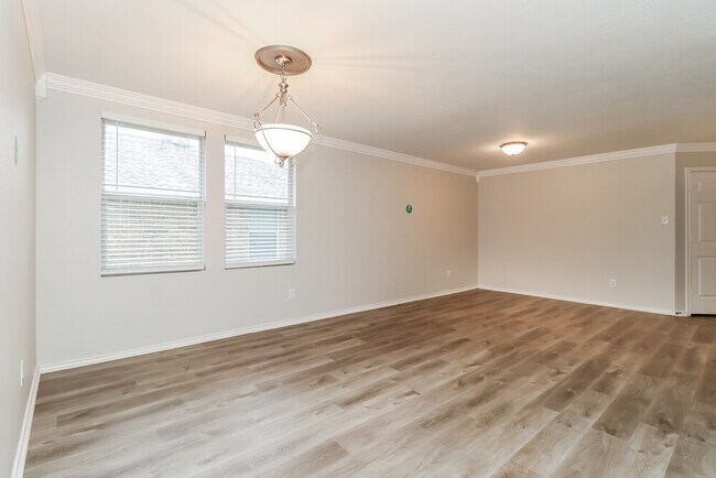 Building Photo - 637 Silvertop Rd