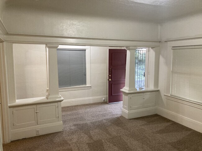 Large Livingroom - 520 10th St