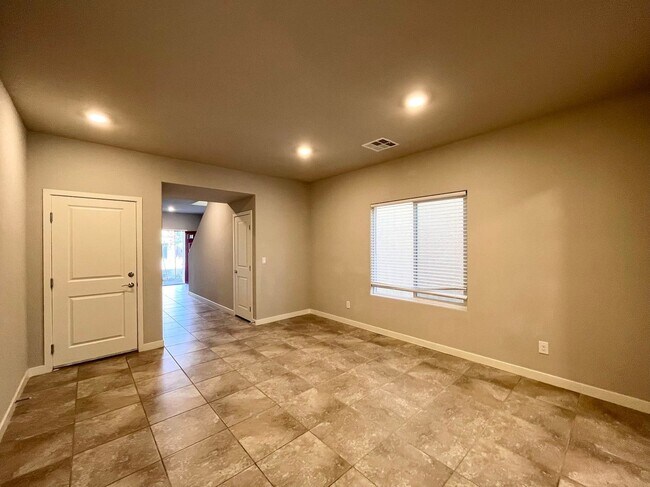Building Photo - Spacious Family Home with Modern Amenities in Prime Location