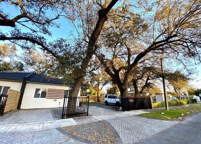 Foto del edificio - 9995 NW 23rd Ave