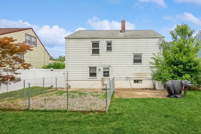 Building Photo - 1036 Mopsick Ave