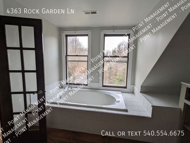 Foto del edificio - 4363 Rock Garden Ln