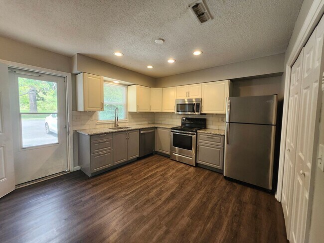 Building Photo - 6221 Bonny Oaks Dr